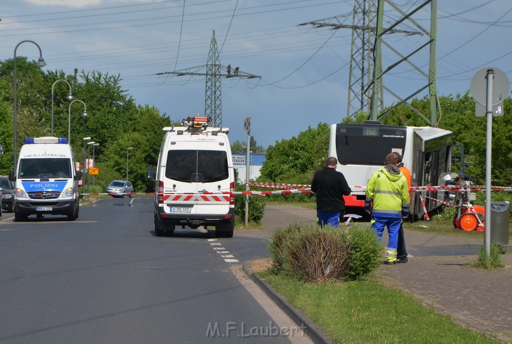 Schwerer Bus Unfall Koeln Porz Gremberghoven Neuenhofstr P331.JPG - Miklos Laubert